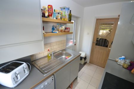 4 bed Mid Terraced House for Rent - Photo 3