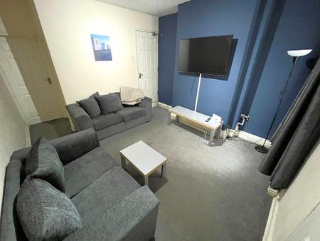 1 bedroom in a house share to rent - Photo 2