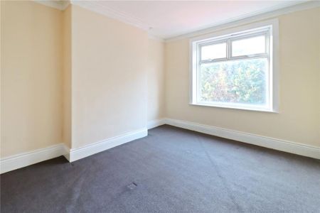 3 bedroom flat to rent - Photo 4