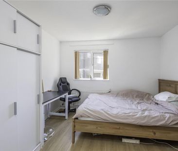 3 bedroom flat in Islington - Photo 1