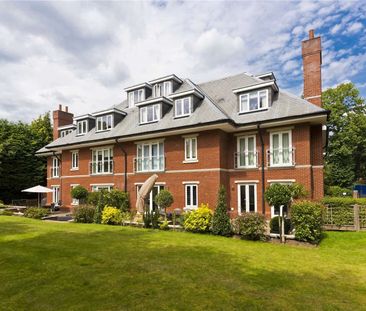 Contemporary apartment conveniently located with half a mile radius of Weybridge station and Queens Road amenities. Includes 2 underground parking spaces. - Photo 1