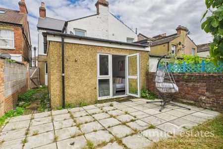 2 bedroom maisonette to rent - Photo 2