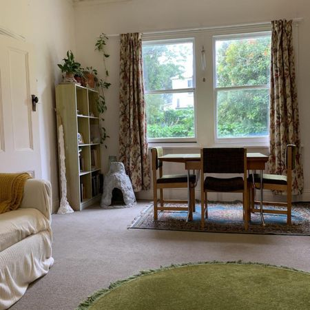 Lovely Character 2 bedroom flat available now - Photo 3
