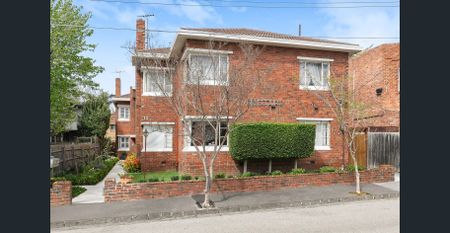 Art Deco Elegance in a Lifestyle Setting - Photo 2