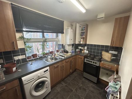 1 bedroom in a flat share to rent - Photo 3