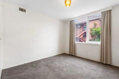 4/240 Domain Road, South Yarra. - Photo 3