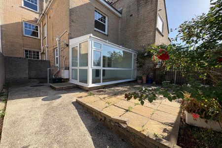 6 bedroom terraced house to rent - Photo 4