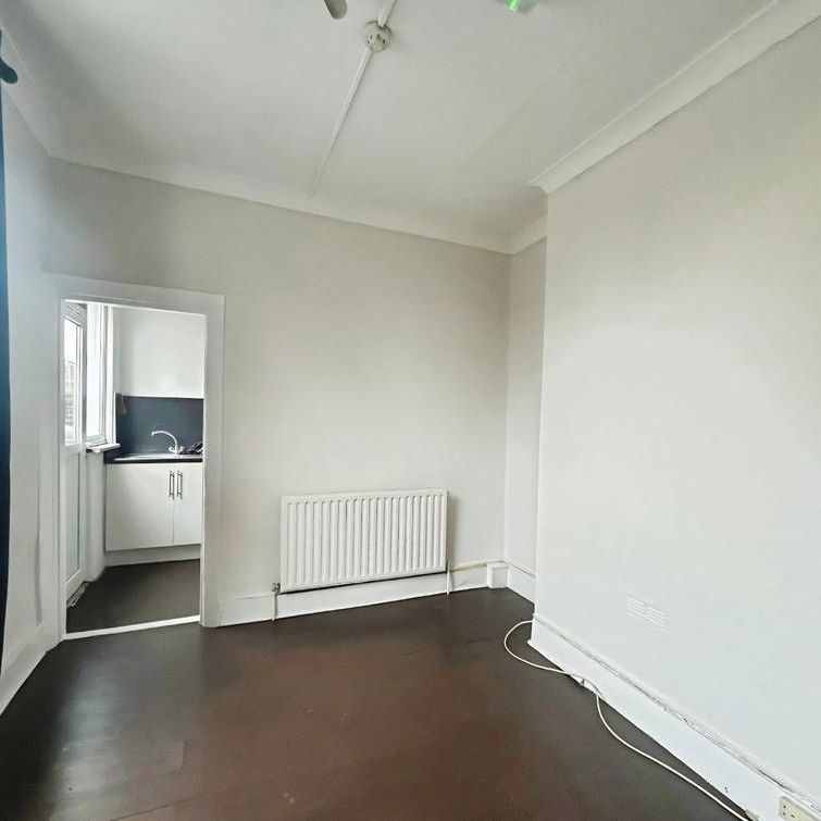 5 bedroom end of terrace house to rent - Photo 1