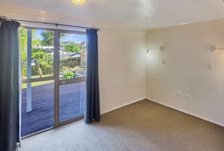 Remuera - 4 Bedrooms with 2 Bathrooms - Photo 3