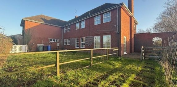 The Chestnuts, Cowbridge - Photo 2