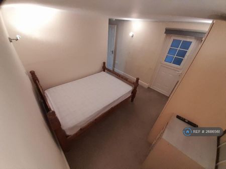 1 bedroom in a flat share to rent - Photo 4