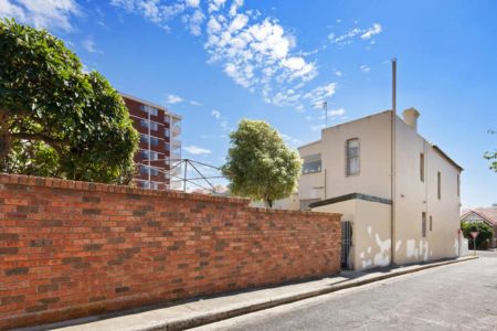 Large Garden Apartment - Photo 2