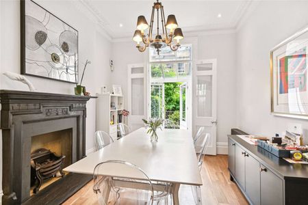 A beautiful family home set over five floors of a period building in South Kensington. - Photo 4