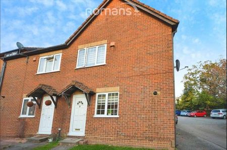 Bruce Close, Cippenham, SL1 - Photo 2