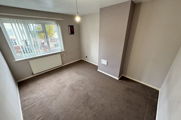 Menin Road, TIPTON - Photo 1