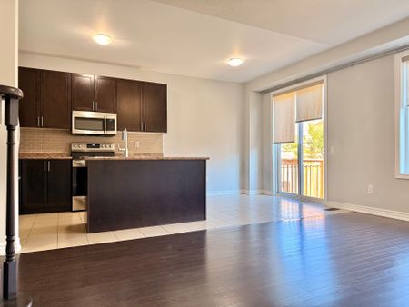 For Lease - 205 Laker Court, Newmarket, Ontario - Photo 3