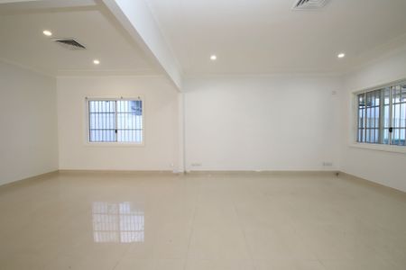 Spacious Four Bedroom Family Home - Photo 2