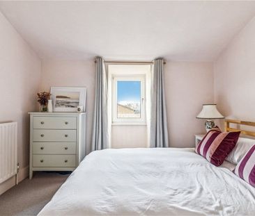 Excellent top floor, two bedroom apartment which is well situated j... - Photo 4