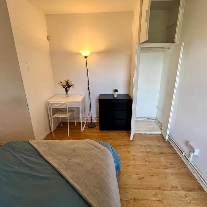 Room in a Shared Flat, Hollybush Street, E13 - Photo 1