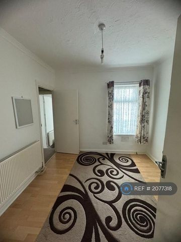 4 bedroom terraced house to rent - Photo 3