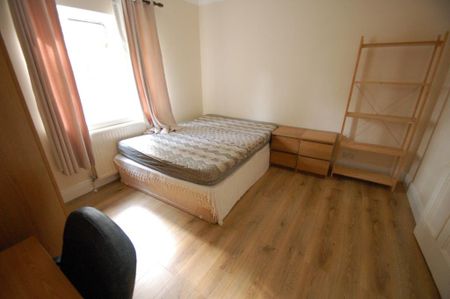 3 bedroom flat to rent - Photo 2