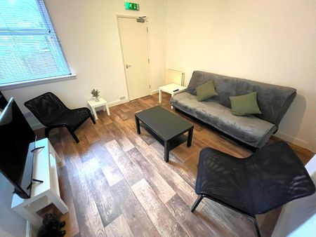 1 bedroom in a house share to rent - Photo 3