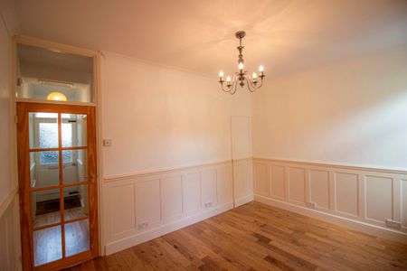 Stunning 2 double bedroom, Victorian house in vibrant location in E15 - Photo 3