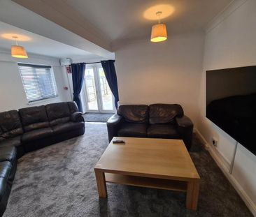 6 bedroom detached house to rent - Photo 3