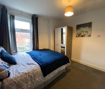 1 bedroom in a house share to rent - Photo 2