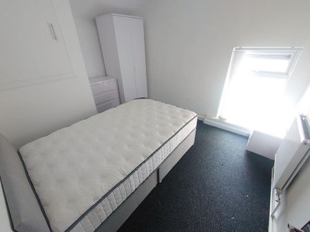 3 bedroom terraced house to rent - Photo 5