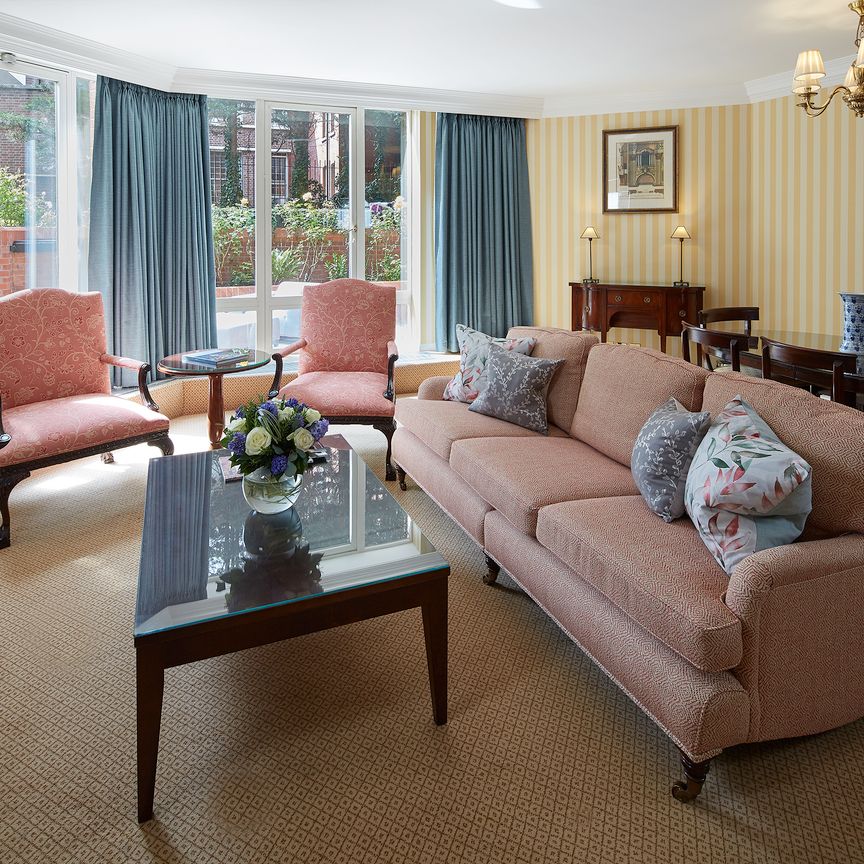 Luxury Two-Bedroom Townhouse in Kensington, London W8 - Photo 1