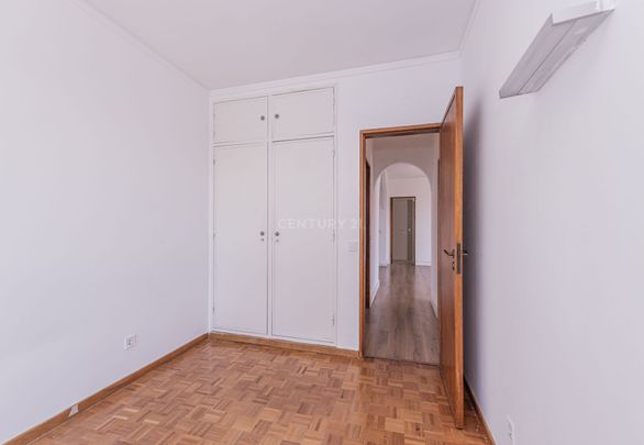 - Apartamento T2, c/ vista fantástica de mar em todas as divisões, elevador e lugar de garagem, situado em Oeiras - Photo 1