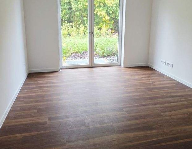 Attraktiver Neubau, Traumausstattung, große Terrasse, ruhige Lage mit viel Grün! - Photo 1