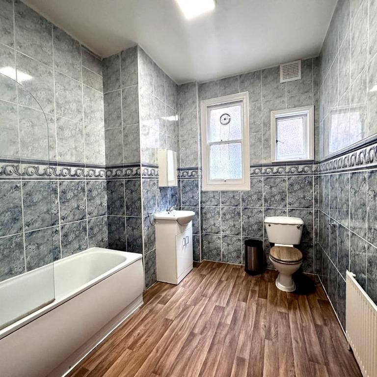 3 bedroom flat to rent - Photo 1