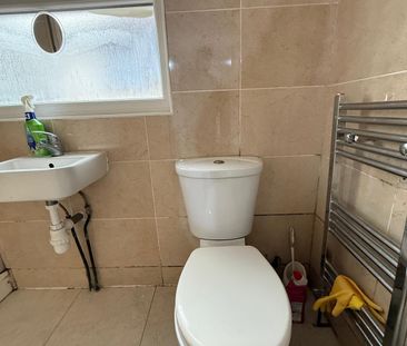 Self contained studio flat close to barking station -£1100 inclusiv... - Photo 4
