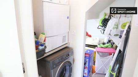 Bright room in 3-bedroom house in Donaghmede, Dublin - Photo 4