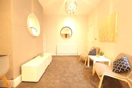 1 bedroom in a flat share to rent - Photo 2