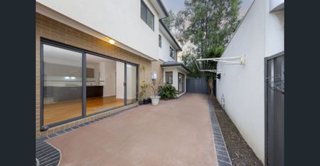 Impressive Three Bedroom Townhouse!! - Photo 4