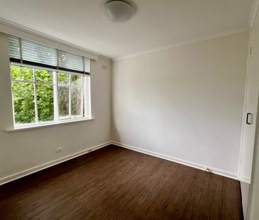 Light and location in the heart of Prahran - Photo 6