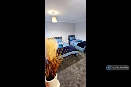 4 bedroom end of terrace house to rent - Photo 3