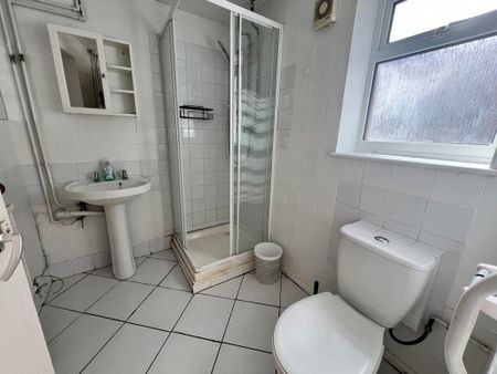 4 bedroom semi-detached house to rent - Photo 3