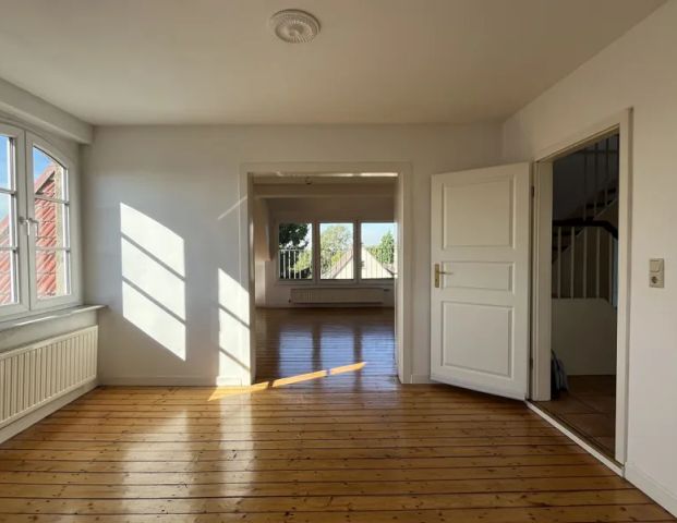 Bildschöne, außergewöhnliche Maisonette-Wohnung in stilvoller Villa - Foto 1