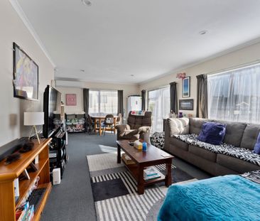 Charming 2-Bedroom - Photo 2