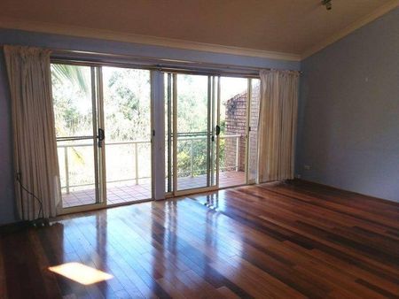 Town House with a Difference - Spacious Tri-Level + uninterrupted views! - Photo 2