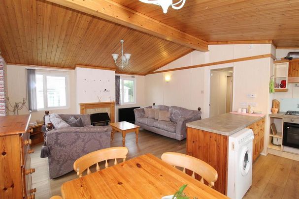 3 bedroom bungalow to rent - Photo 1