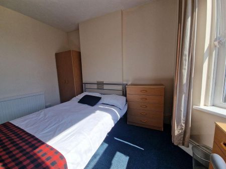 3 bedroom flat to rent - Photo 4