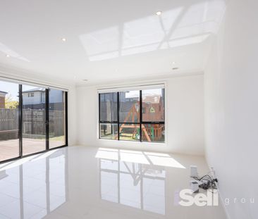 STYLISH FAMILY RESIDENCE IN A HIGHLY SOUGHT-AFTER LOCALE - Photo 4