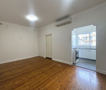 Updated 2 Bedroom Apartment - Handy Location - Photo 5