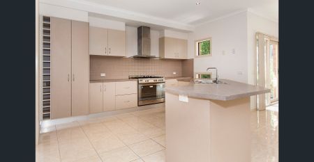 CONVENIENT LIFESTYLE LOCATION! - Photo 4