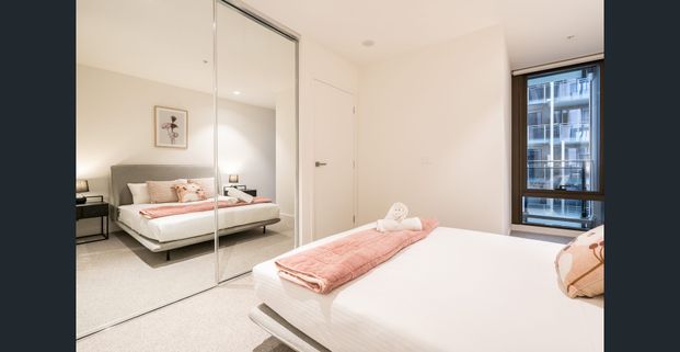 Fully Furnished 2 Bedroom and 2 Bathroom and 1 Carpark Apartment @Southbank - Photo 1